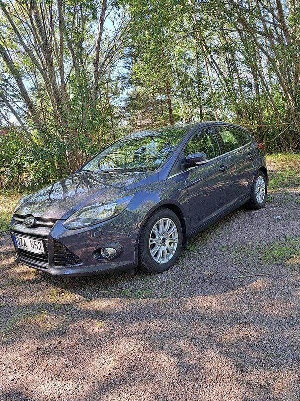 Grå Begagnad 2012 Ford Focus Titanium Halvkombi | 55 000 kr (Marknadspris) - Bild 1/4