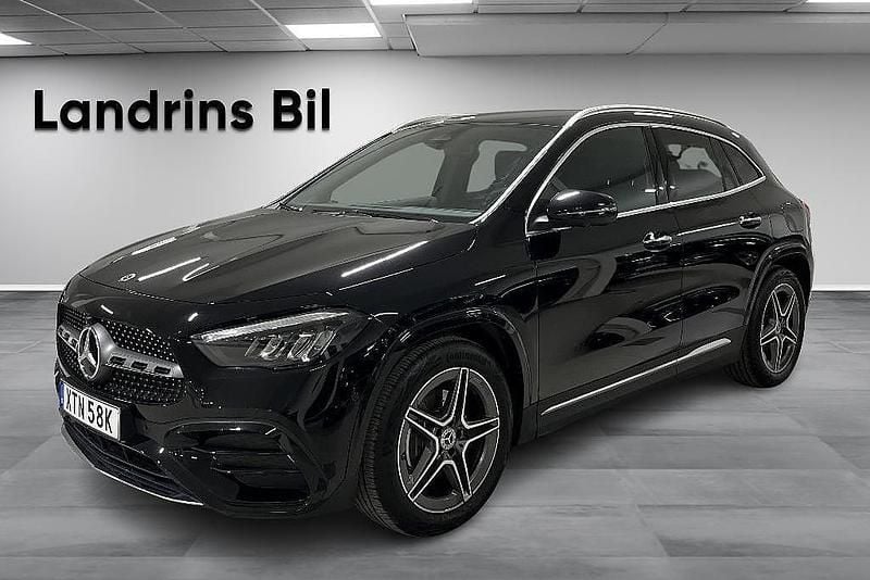 Svart Begagnad 2024 Mercedes GLA200 AMG line SUV | 439 900 kr (Marknadspris) - Bild 1/4