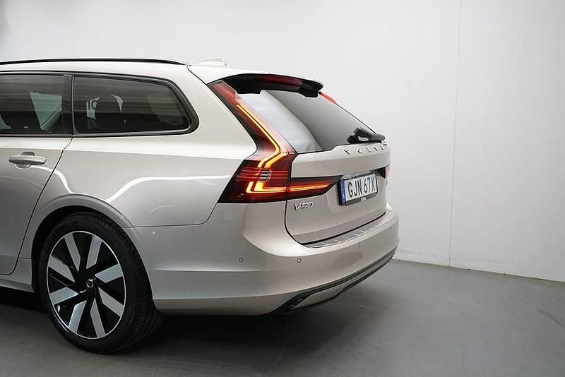 Begagnad Volvo V90 Plus 349 HK (256 kW) 2024 Ljusgrå Kombi