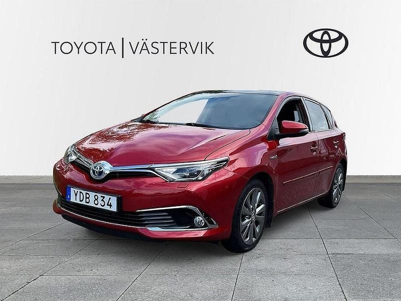 Mörkröd Begagnad 2016 Toyota Auris Hybrid Executive Halvkombi | 149 900 kr (Marknadspris) - Bild 1/3