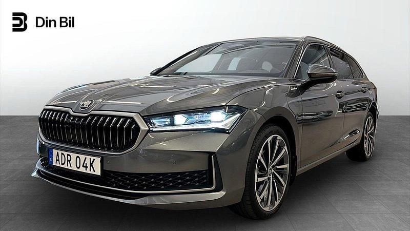 Grå Begagnad 2025 Skoda Superb LAURIN & KLEMENT Kombi | 500 000 kr - Bild 1/4