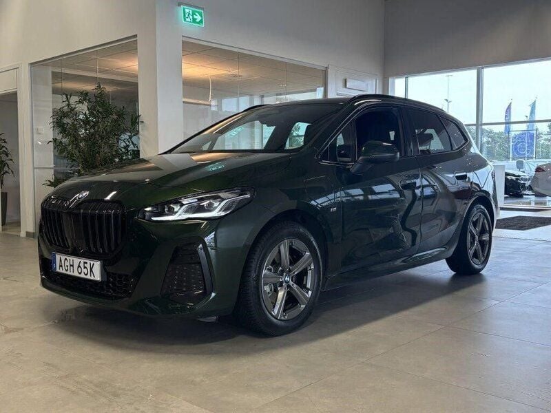 Grön Begagnad 2024 BMW 225 M Sport Halvkombi | 399 900 kr (Superpris) - Bild 1/4