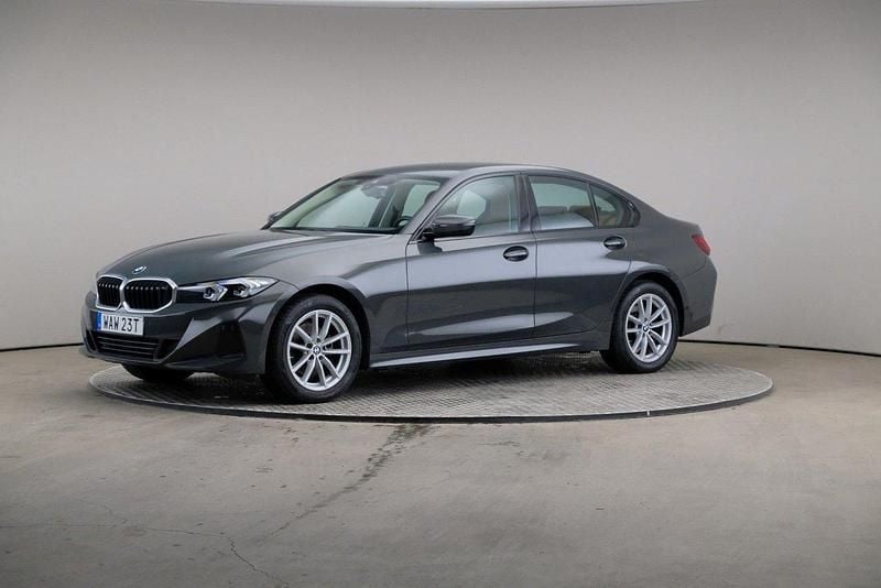 Grå Begagnad 2023 BMW 320 Sedan | 399 000 kr (Bra pris) - Bild 1/4
