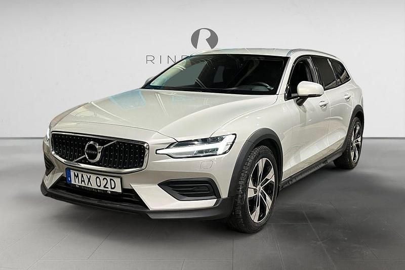 Begagnad Volvo V60 CC Momentum 197 HK (144 kW) 2022 Vit Kombi