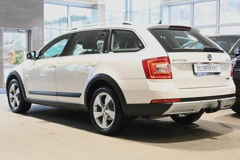 Begagnad Skoda Octavia Scout Business Line 184 HK (135 kW) 2015 Vit Kombi