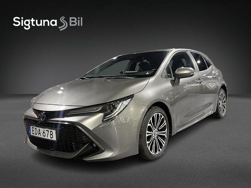 Grön Begagnad 2020 Toyota Corolla Hybrid Style Halvkombi | 209 800 kr (Marknadspris) - Bild 1/3
