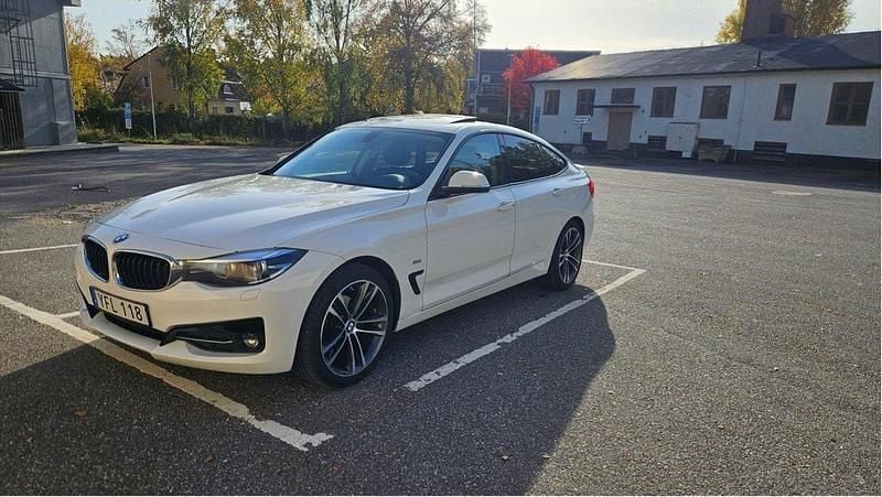 Vit Begagnad 2017 BMW 320 Gran Turismo M Sport Halvkombi | 168 000 kr (Superpris) - Bild 1/4