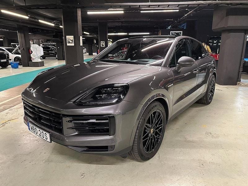 Mörkgrå Begagnad 2024 Porsche Cayenne SUV | 1 195 000 kr (Marknadspris) - Bild 1/4