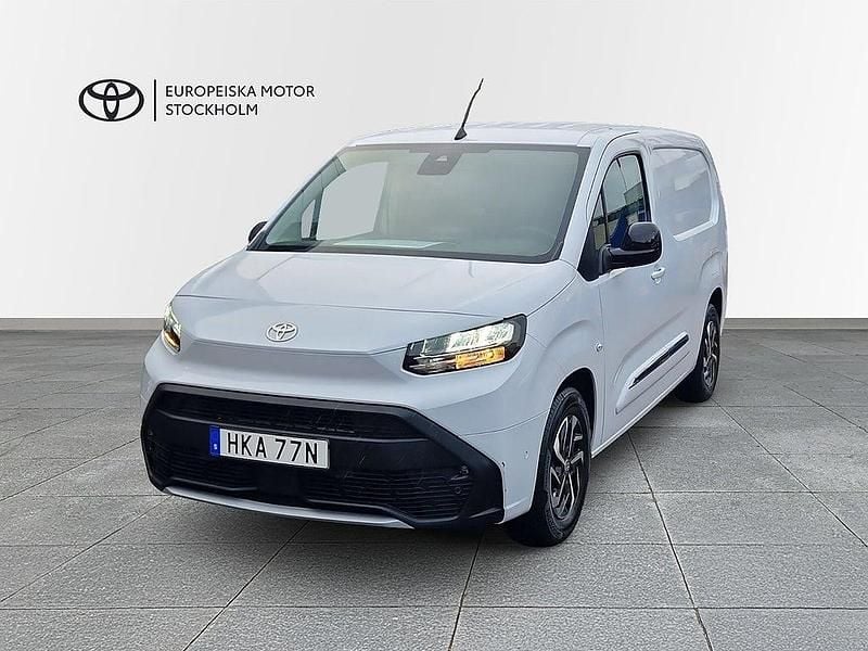 Vit Begagnad 2024 Toyota Proace City City Minibuss | 348 900 kr (Marknadspris) - Bild 1/4