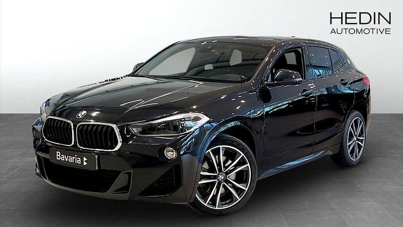 Svart (black) Begagnad 2019 BMW X2 Shadowline SUV | 259 900 kr (Marknadspris) - Bild 1/4