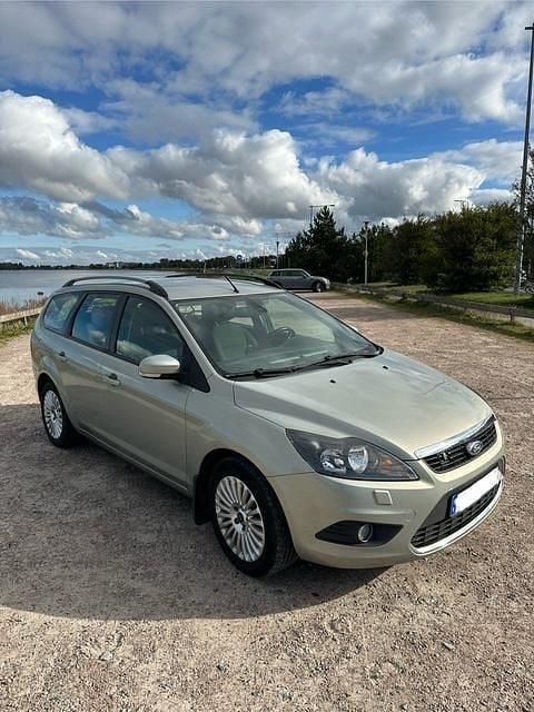 Grå Begagnad 2009 Ford Focus Titanium Kombi | 21 900 kr (Bra pris) - Bild 1/4
