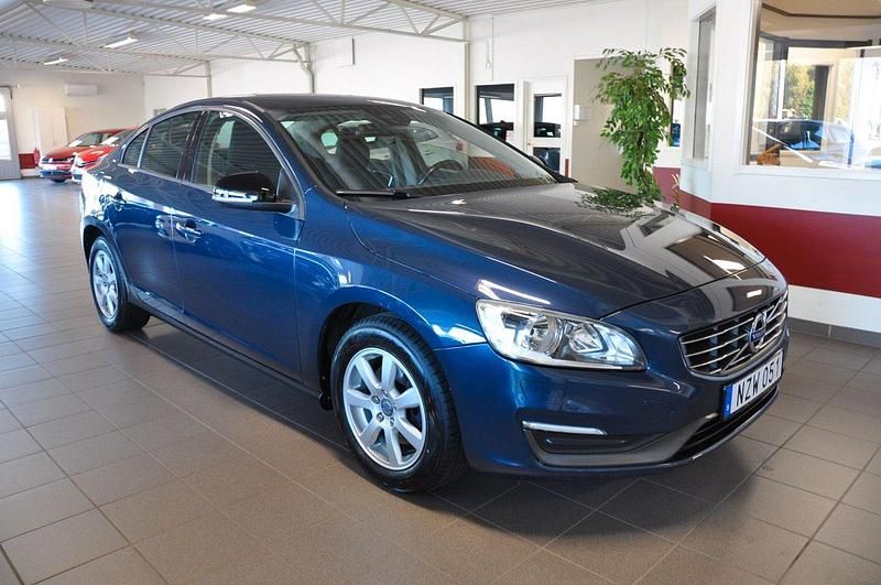 Blå Begagnad 2013 Volvo S60 Sedan | 119 900 kr (Marknadspris) - Bild 1/4