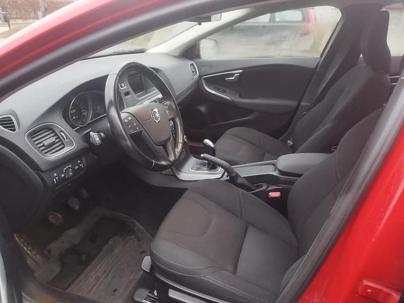 Begagnad Volvo V40 Kinetic 122 HK (89 kW) 2015 Röd Halvkombi