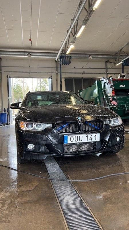 Svart Begagnad 2015 BMW 320 M Sport Kombi | 160 000 kr (Marknadspris) - Bild 1/4