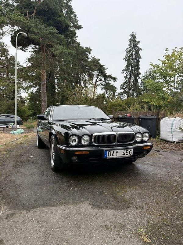 Svart Begagnad 2001 Jaguar XJ Executive Sedan | 62 500 kr - Bild 1/4