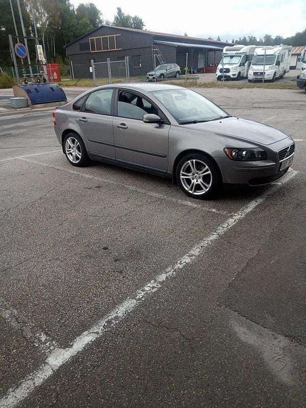 Grå Begagnad 2004 Volvo S40 Sedan | 20 000 kr (Marknadspris) - Bild 1/3