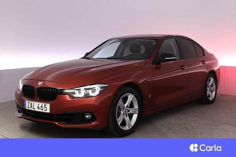 Orange Begagnad 2018 BMW 330 Sport Line Sedan | 228 900 kr (Marknadspris) - Bild 1/2