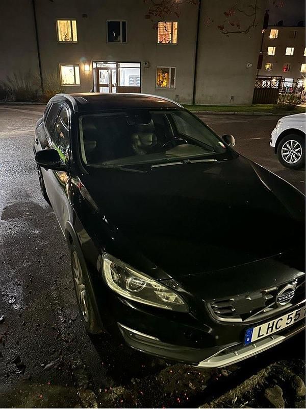 Svart Begagnad 2016 Volvo V60 CC Summum Kombi | 150 000 kr (Marknadspris) - Bild 1/4