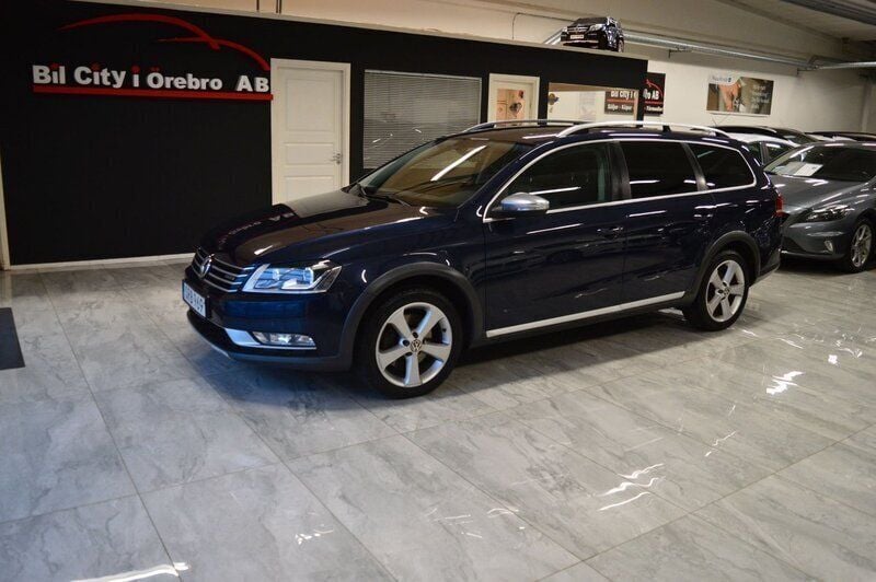 Mörkblå Begagnad 2014 VW Passat Alltrack Kombi | 124 900 kr (Lite dyr) - Bild 1/4