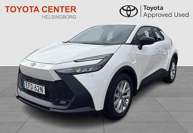 Vit Begagnad 2024 Toyota C-HR Active SUV | 389 900 kr (Marknadspris) - Bild 1/3