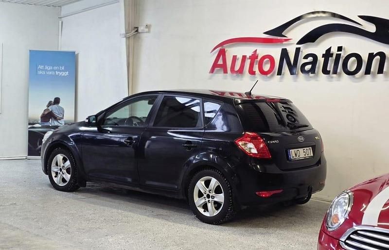 Begagnad Kia Ceed 128 HK (94 kW) 2012 Svart Halvkombi