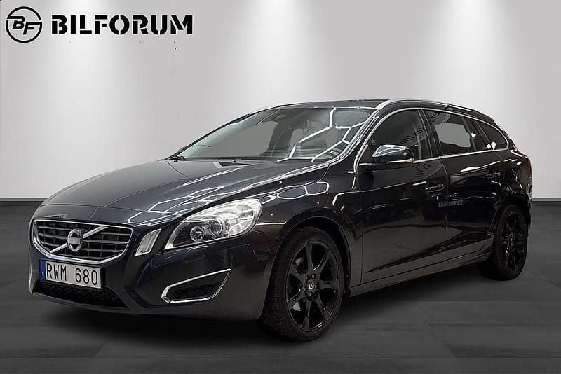 Grå Begagnad 2012 Volvo V60 Summum Kombi | 134 800 kr (Marknadspris) - Bild 1/4