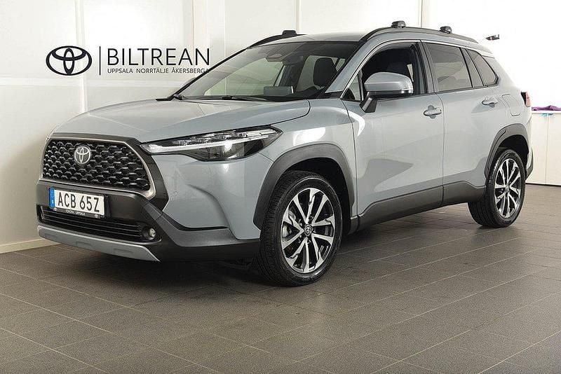 Grå Begagnad 2024 Toyota Corolla Cross Style SUV | 379 900 kr - Bild 1/4