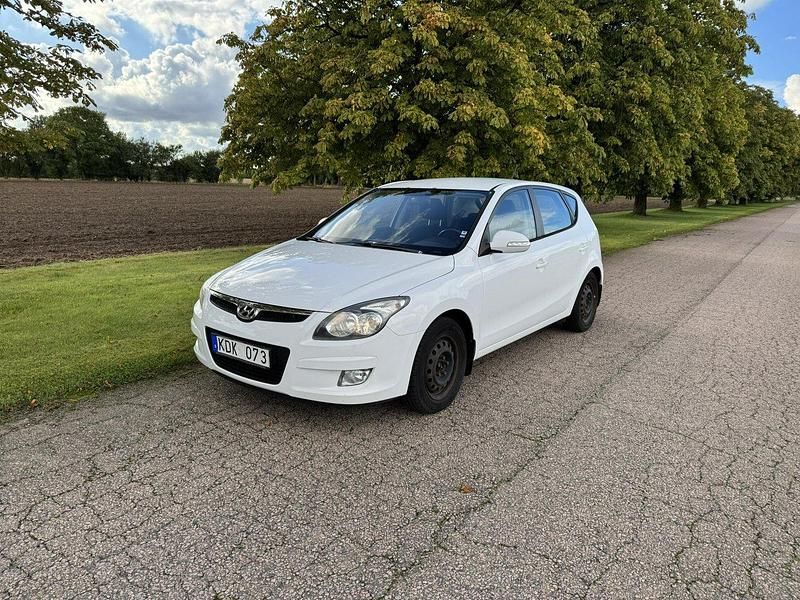 Vit Begagnad 2010 Hyundai i30 Halvkombi | 21 000 kr (Bra pris) - Bild 1/4