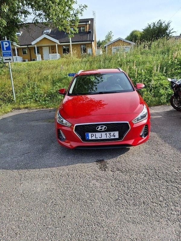Röd Begagnad 2018 Hyundai i30 Comfort Kombi | 155 000 kr (Marknadspris) - Bild 1/4