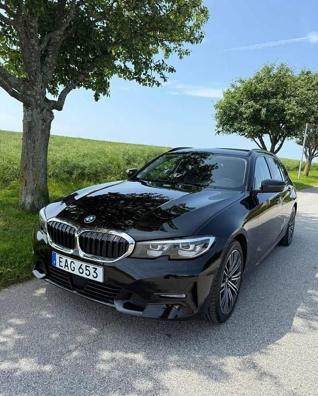 Begagnad 2020 BMW 320 Kombi | 289 900 kr (Marknadspris) - Bild 1/3