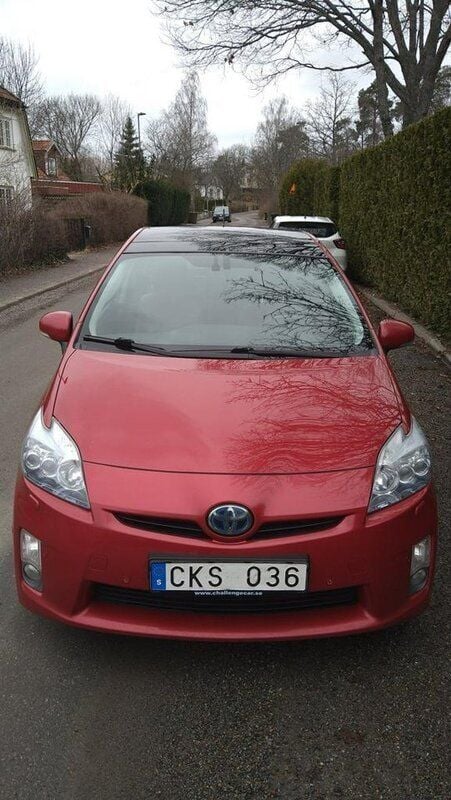 Röd Begagnad 2011 Toyota Prius Halvkombi | 89 990 kr (Lite dyr) - Bild 1/4