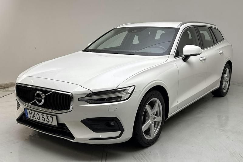 Vit Begagnad 2021 Volvo V60 Momentum Kombi | 255 000 kr (Superpris) - Bild 1/4