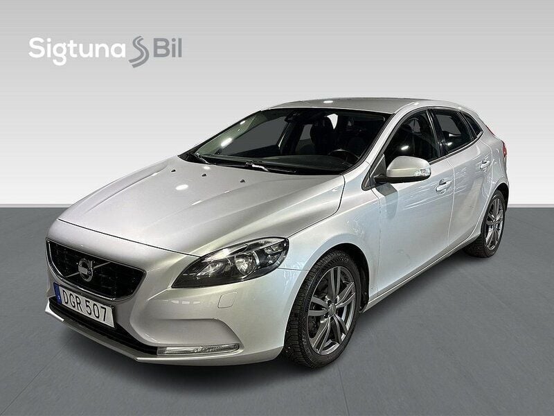 Silver Begagnad 2014 Volvo V40 Kinetic Kombi | 94 800 kr (Marknadspris) - Bild 1/3
