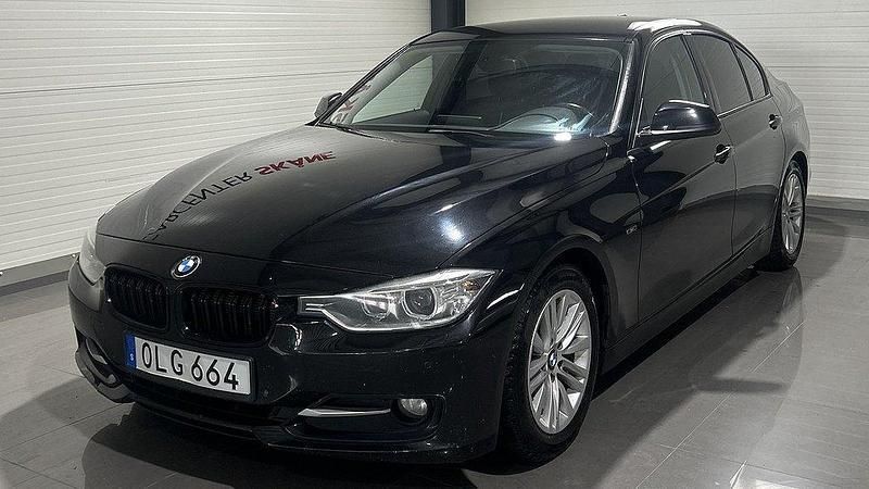 Svart Begagnad 2012 BMW 320 Sport Line Sedan | 89 900 kr (Bra pris) - Bild 1/4