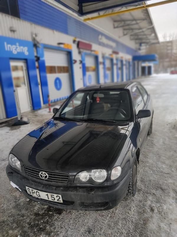 Begagnad Toyota Corolla 97 HK (71 kW) 2000 Halvkombi
