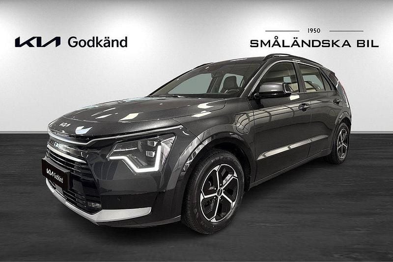 Grå Begagnad 2024 Kia Niro SUV | 319 000 kr (Marknadspris) - Bild 1/4