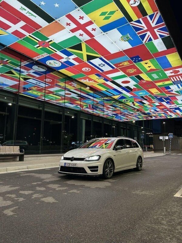 Vit Begagnad 2017 VW Golf VII R Kombi | 240 000 kr (Marknadspris) - Bild 1/4