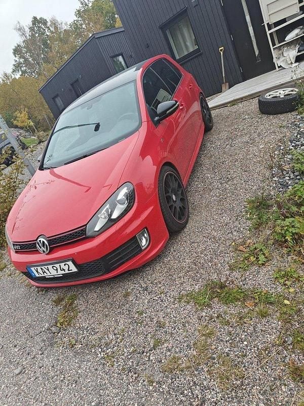 Röd Begagnad 2012 VW Golf VII Edition Halvkombi | 110 000 kr (Bra pris) - Bild 1/4