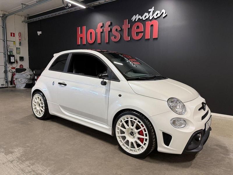 Vit Begagnad 2019 Abarth 595 70th Anniversary Halvkombi | 219 900 kr (Marknadspris) - Bild 1/4
