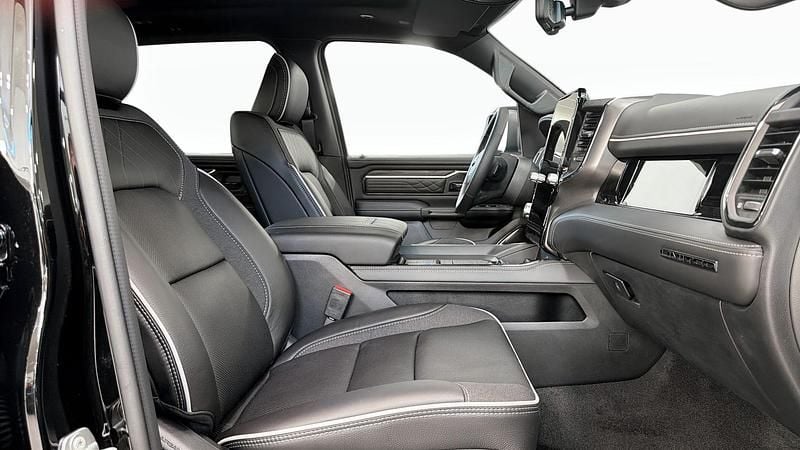 Ny RAM 1500 2025 Svart Pickup