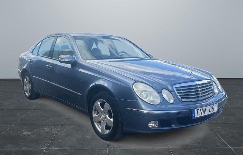 Ljusblå (blå) Begagnad 2003 Mercedes E240 Sedan | 49 900 kr (Marknadspris) - Bild 1/4