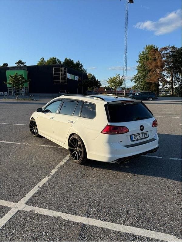 Vit Begagnad 2017 VW Golf VII R Kombi | 242 000 kr (Marknadspris) - Bild 1/4