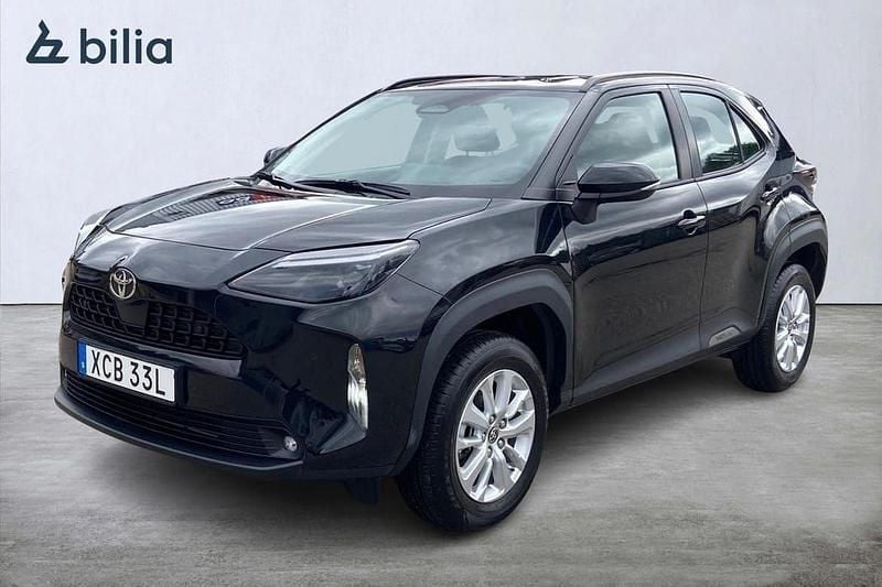 Svart Begagnad 2025 Toyota Yaris Cross Active SUV | 294 900 kr (Marknadspris) - Bild 1/3