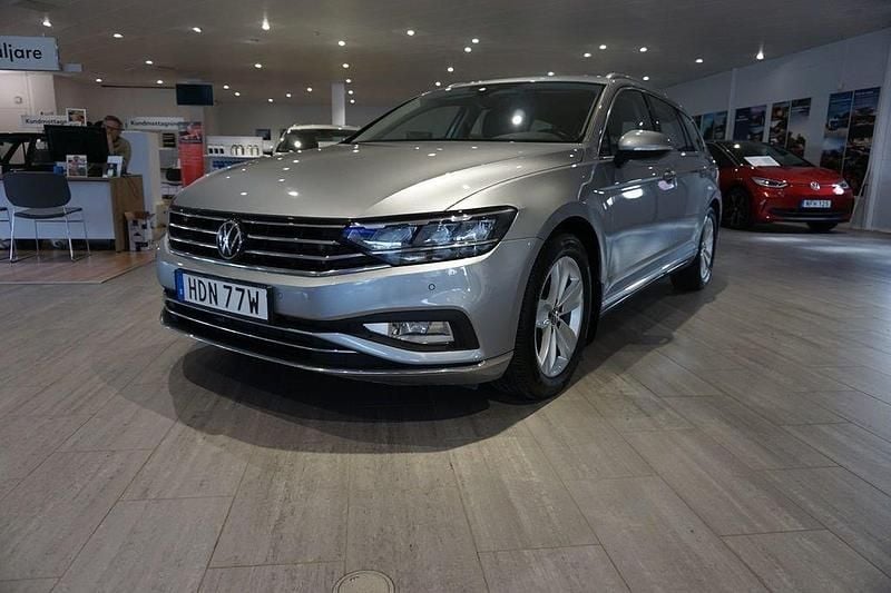 Silver Begagnad 2024 VW Passat Elegance Kombi | 365 000 kr (Marknadspris) - Bild 1/4