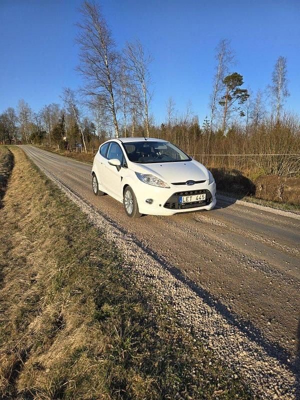 Vit Begagnad 2011 Ford Fiesta Titanium Halvkombi | 29 000 kr (Marknadspris) - Bild 1/4