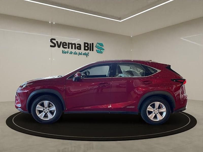 Begagnad Lexus NX300h 197 HK (144 kW) 2020 Matador red mica metallic SUV