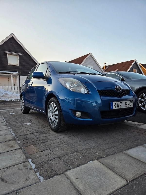 Blå metallic Begagnad 2010 Toyota Yaris Halvkombi | 65 000 kr (Lite dyr) - Bild 1/4
