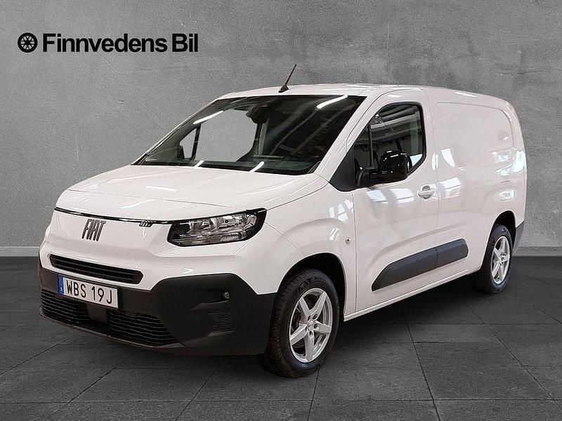 Vit Begagnad 2024 Fiat Doblò Minibuss | 279 000 kr (Marknadspris) - Bild 1/4