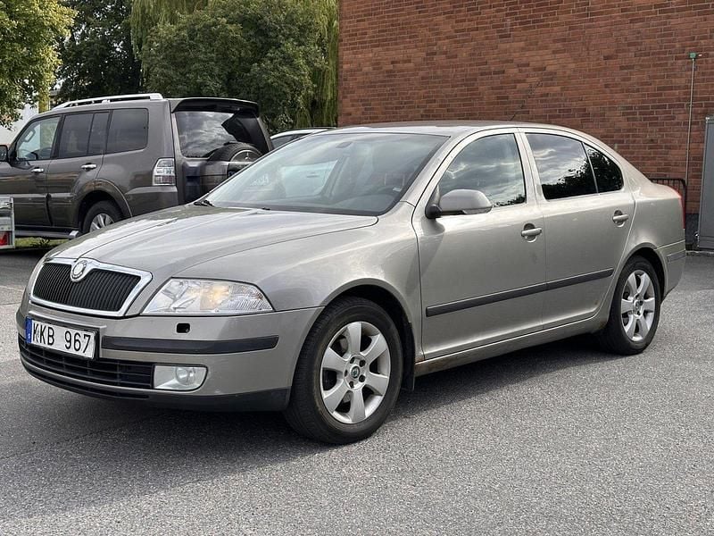 Brun Begagnad 2008 Skoda Octavia Halvkombi | 29 000 kr (Marknadspris) - Bild 1/4