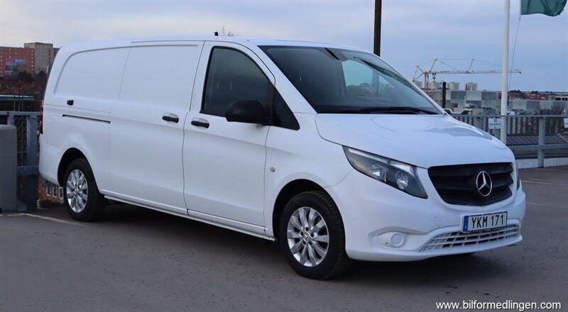 Vit svart Begagnad 2017 Mercedes Vito Minibuss | 109 500 kr (Bra pris) - Bild 1/4